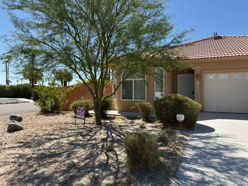 73549 Broadmoor Drive, Thousand Palms CA &mdash; photo 3 of 28